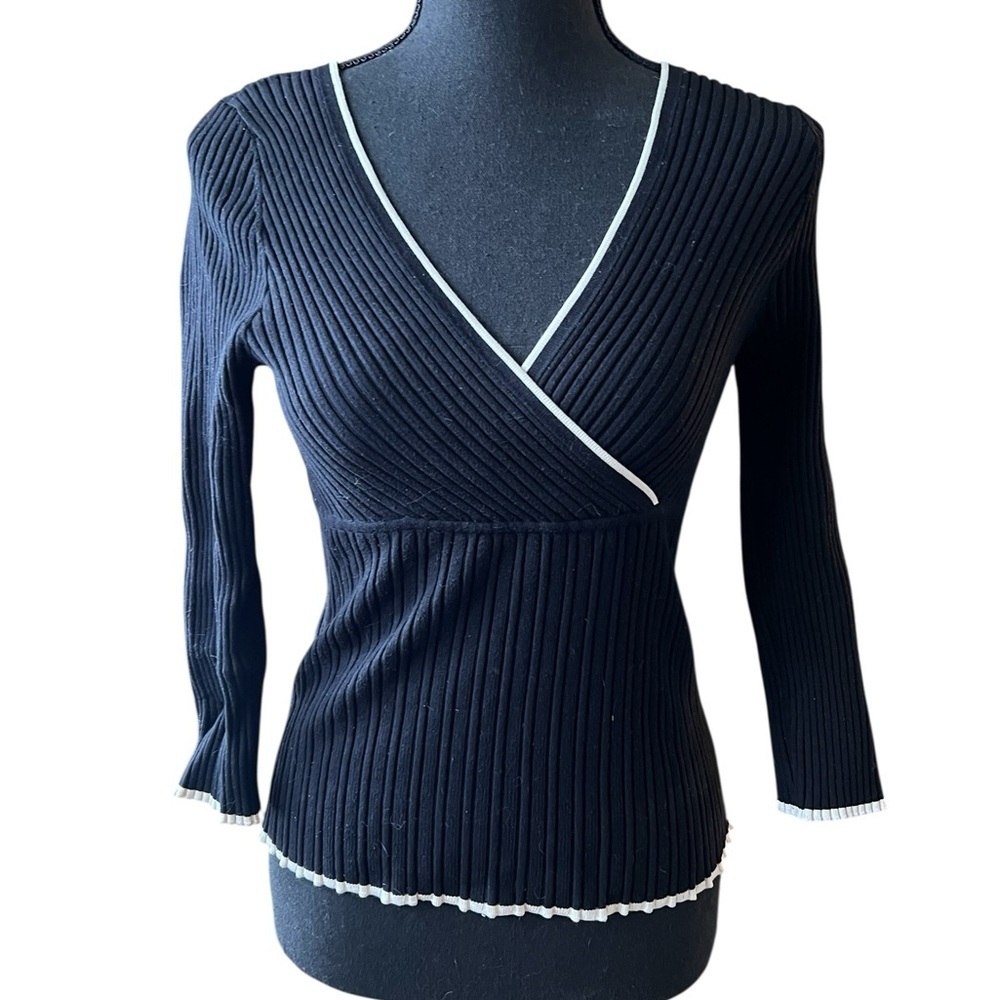 White House Black Market Ribbed V-Neck Top - Picture 4 of 4